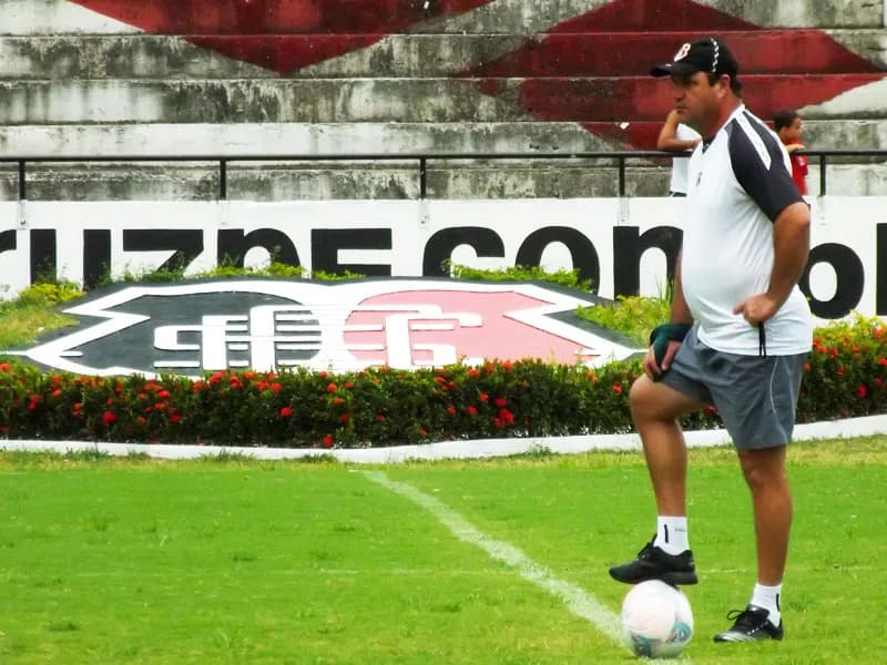 Técnico Vica explica 'importância' de fechar treino antes da Final.