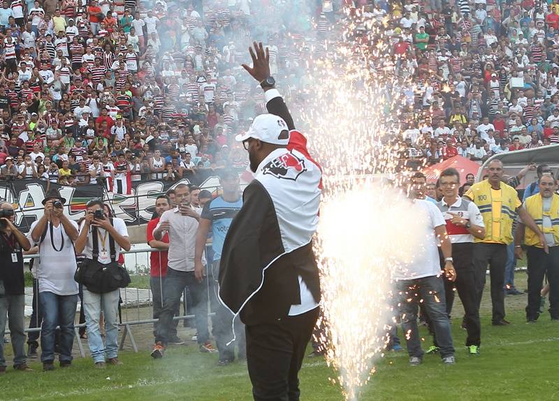 Em grande festa, 7 mil torcedores recebem Grafite no Arruda