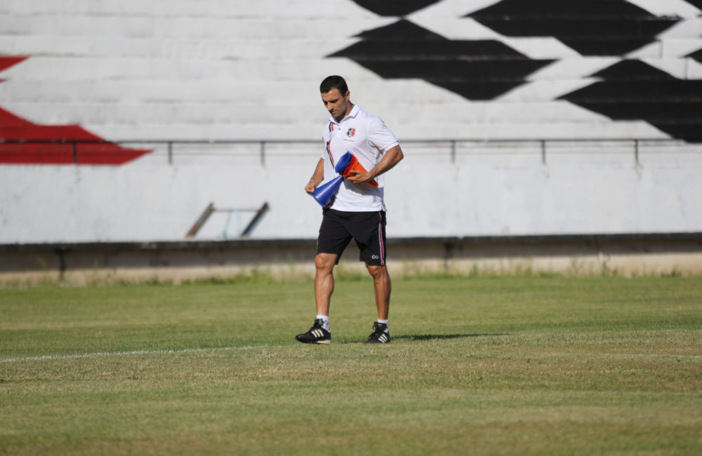 Júnior Rocha deixa o comando técnico do Santa Cruz